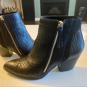 Bella Vita Embossed Croc Black ankle Booties 7w